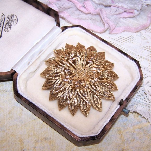 Designer Signed Lisner Gold Tone Metal Costume Pin Brooch - Large Textured Flora - Picture 1 of 6